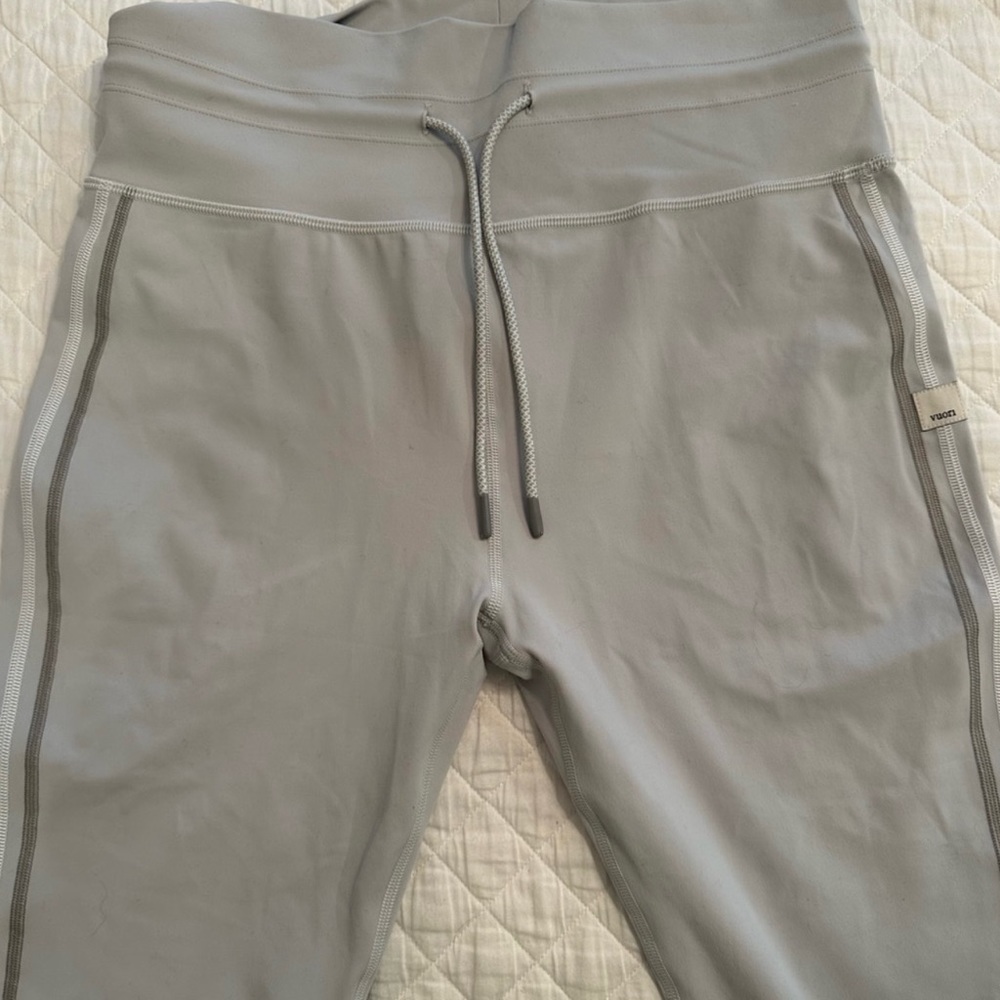 Vuori Women Performance Jogger, 24” inseam, tapered leg, cuff, XL, gray